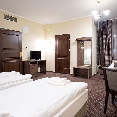 Hotel Lord Krosno Exterior photo