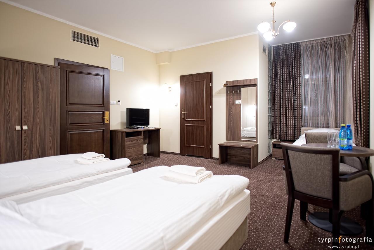 Hotel Lord Krosno Exterior photo